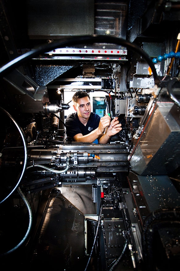 Marco Müller, Mitarbeiter der Susa Automatendreherei Heidenau, wechselt das Schneidwerkzeug an einer Mehrspindeldrehmaschine