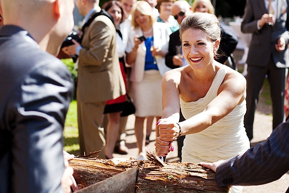 Hochzeitsfoto - Baumstammsägen