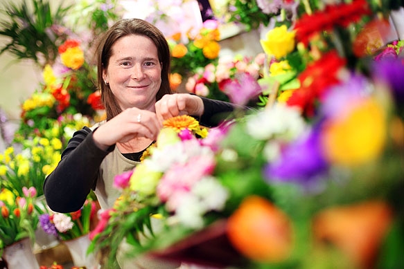 Pressefotograf - Portrait Floristin beim Blumenstecken