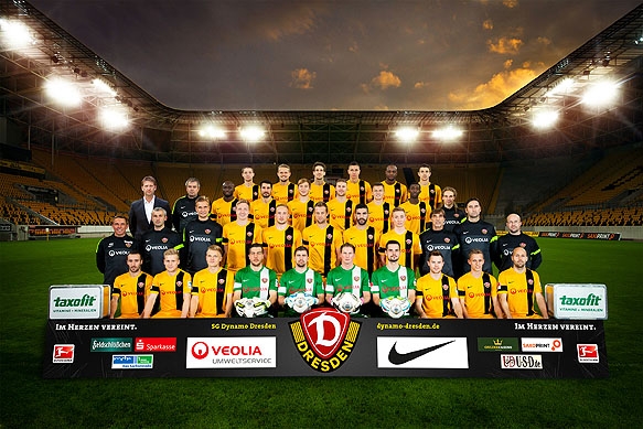 Firmenfotograf - Mannschaftsfoto der SG Dynamo Dresden im Rudolf-Harbig-Stadion bei Flutlicht