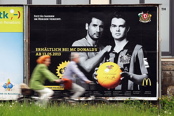 Firmenfotograf - Werbeplakat in Dresden für eine gemeinsame Aktion von McDonalds und der SG Dynamo Dresden
