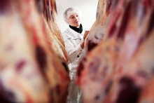 Pressefotograf - Qualitätskontrolle von Rindfleisch bei der Radeberger Fleisch- und Wurstwaren Korch GmbH